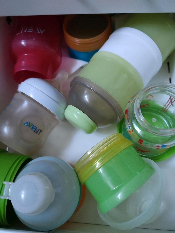 Philips Avent Babyflaschen, Milchpumpe und Becher mit Deckel in Kabelsketal