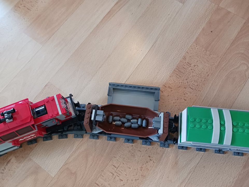 Verschiedene Lego City Züge und Schienen (6377,60051,7895,7499) in Glauburg