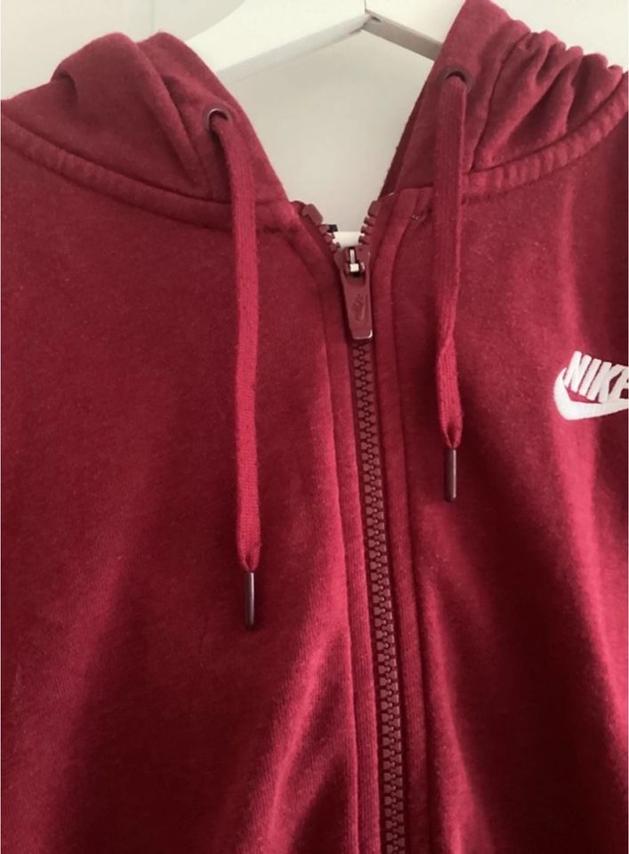 Rote Nike Jacke in Parchim