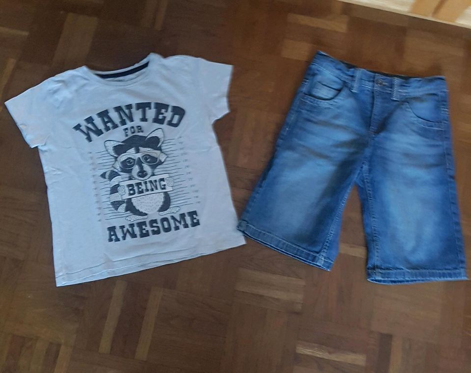 Kurze Jeans und T-Shirt Junge in Karlsruhe