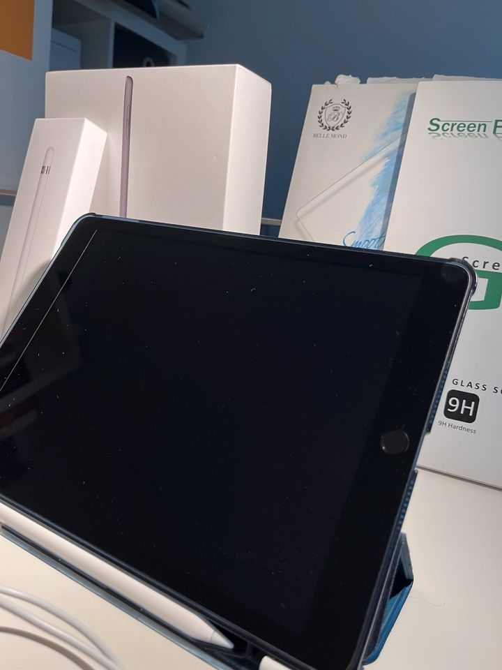 iPad 8. Generation Wi-Fi 128GB + Apple Pencil + Paperlike Folie in München