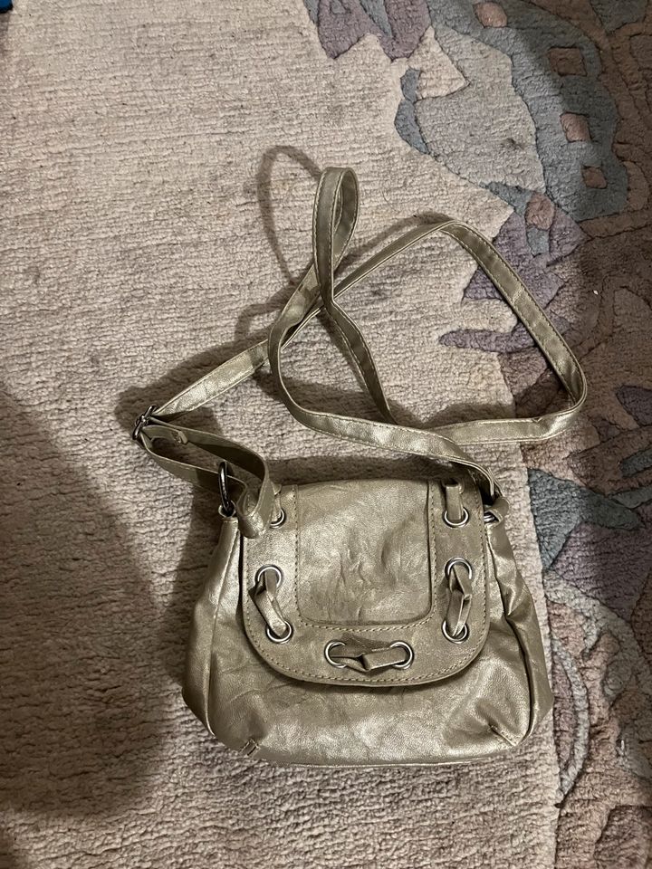 Kleine Handtasche beige glänzend in Fischbach