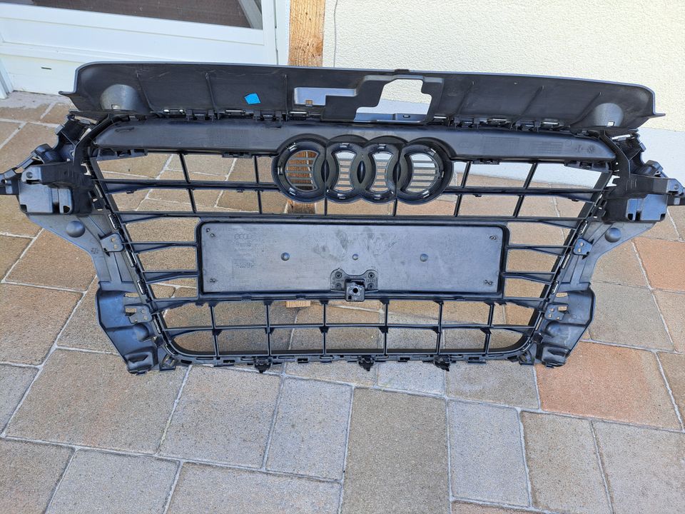 Kühlergrill  Audi A3 8V in Roßtal