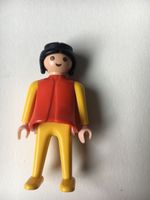 Playmobil Figur GEOBRA 1974 rot/gelb Männchen schwarz Haar Süd - Niederrad Vorschau