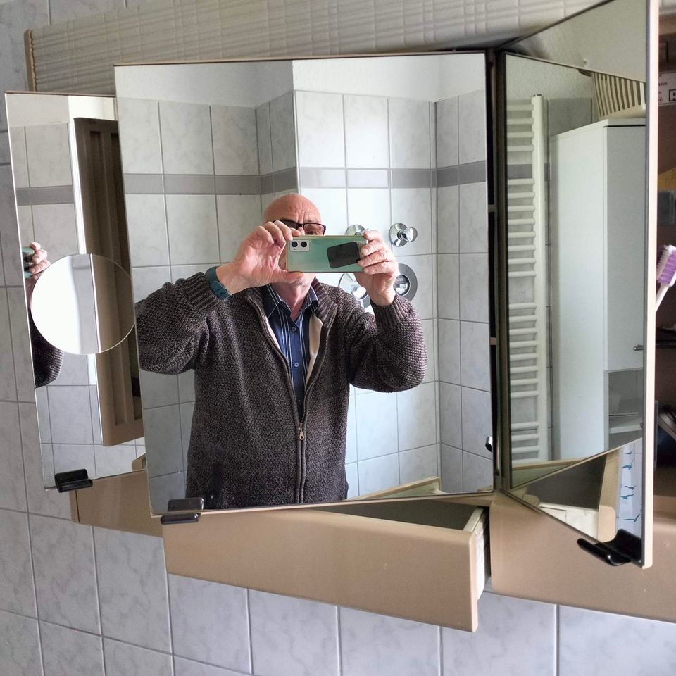 3 teiliger Badezimmer Spiegelschrank mit Steckdose in Goslar