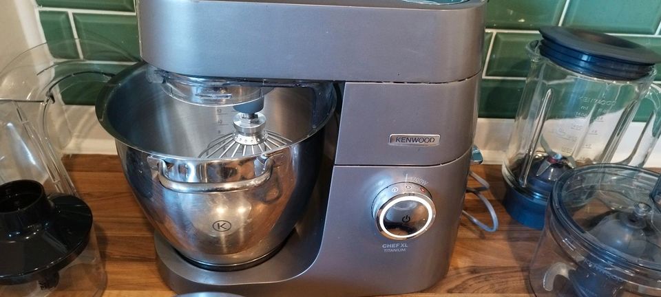 Küchenmaschine Kenwood Chef XL Titanium mit extra viel Zubehör in Weener