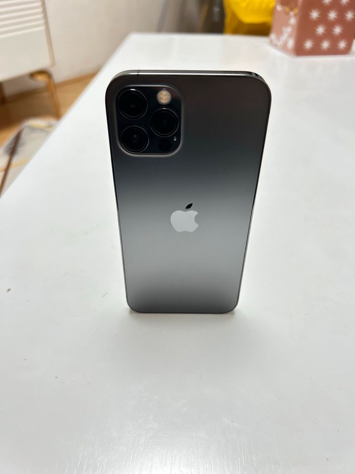 iPhone 12 Pro 128 mit 3x Handy Hülle mit gratis in Berlin