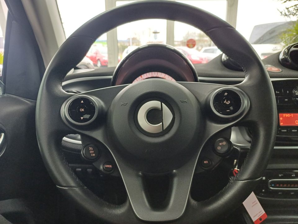 Smart Fortwo Benziner / viele Extras/ Pano/ Sitzheizung/ Tempomat in Malchow