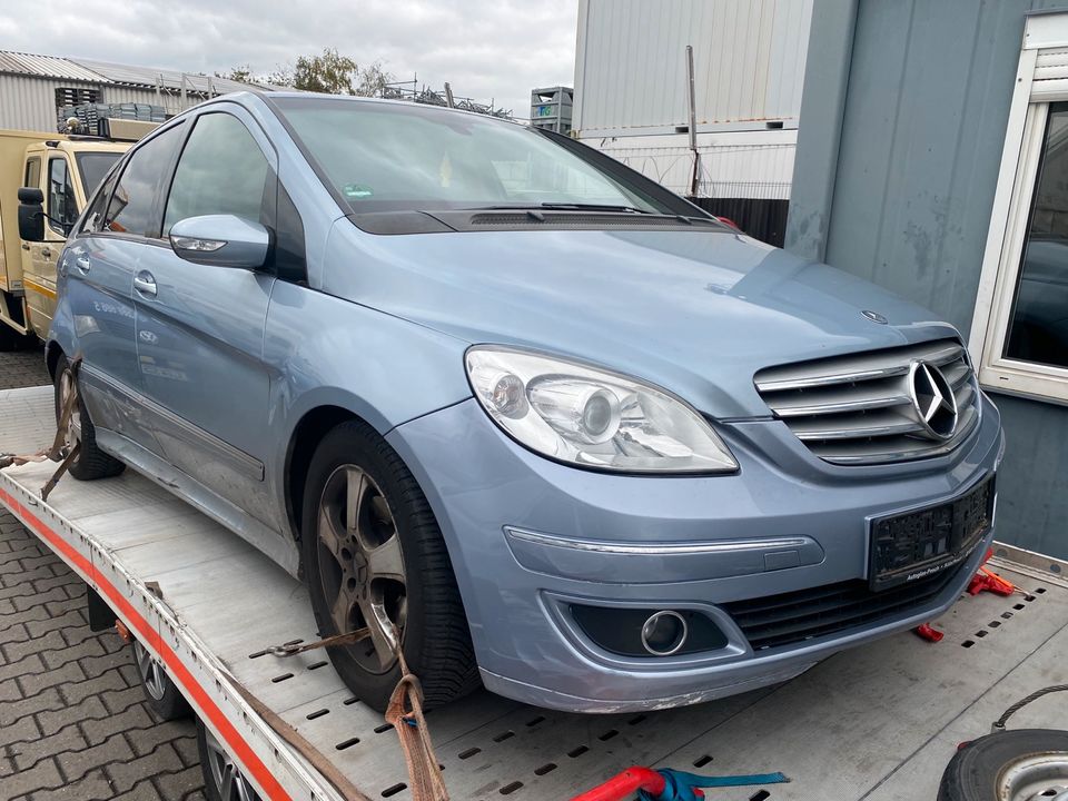 SCHLACHTFEST Mercedes W245 B Klasse Ersatzteile Autoteile in Köln