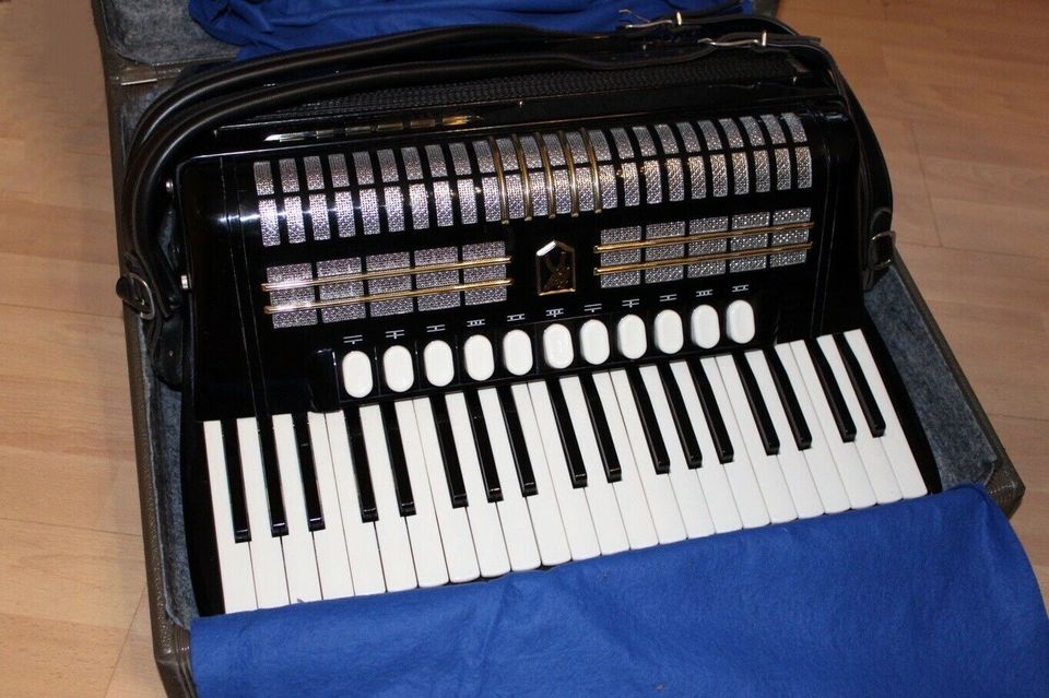 Hohner VERDI V CB (120 Bass) in Berlin