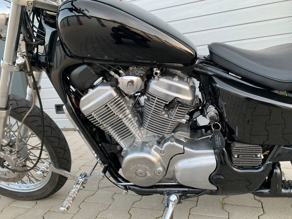 Honda Shadow VT 600 (PC 21) Bobber 33800 km Bj 1996 in Ahrensfelde