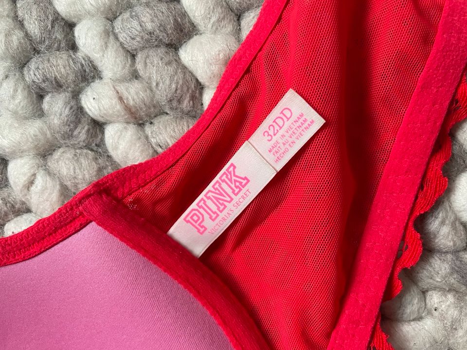 Victoria‘s Secret Pink BH rot 32DD in Hamburg