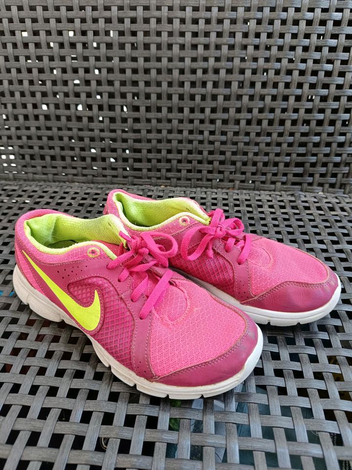Nike Sneaker Turnschuhe Sportschuhe Gr. 36, pink/neongelb in Hamburg