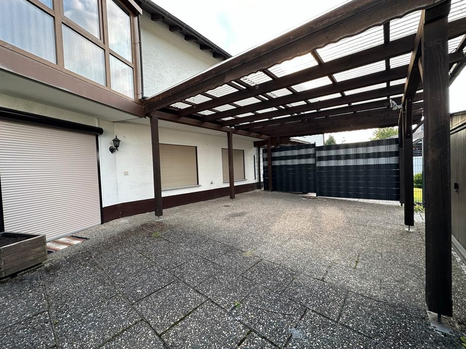 Haus / Doppelhaushälfte mit Garten , überdachter Außenbereich
