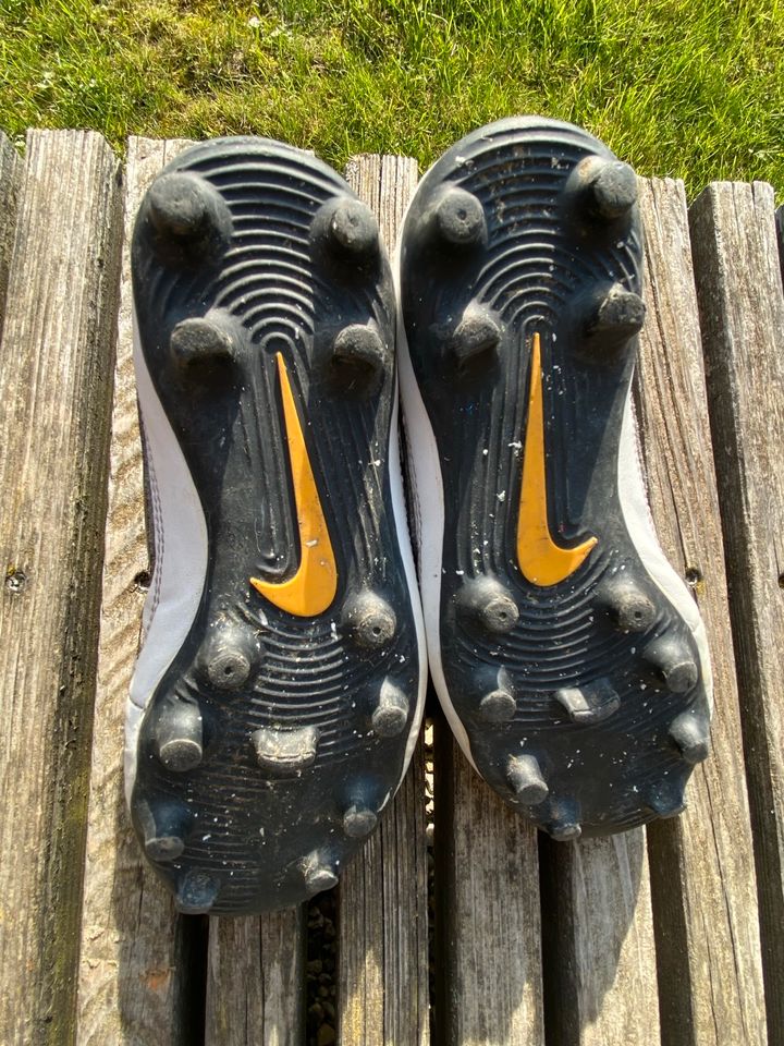 Kinder Fußballschuhe Nike weiß Größe 30 in Isen