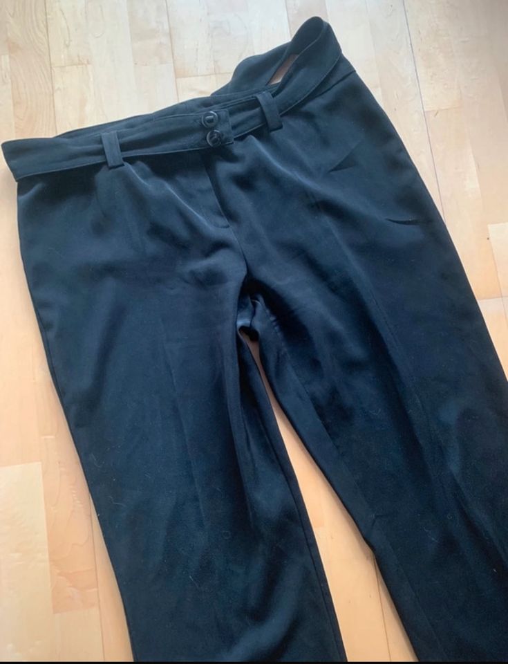 Schwarze Hose Stoffhose mit Gürtel Gr.48 in Beckingen