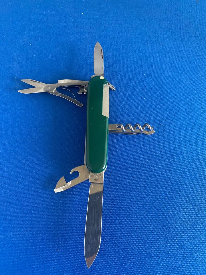 1 Taschenmesser von Swiss..gebr. - in Farbe grün...Funktion Photo in Tornesch