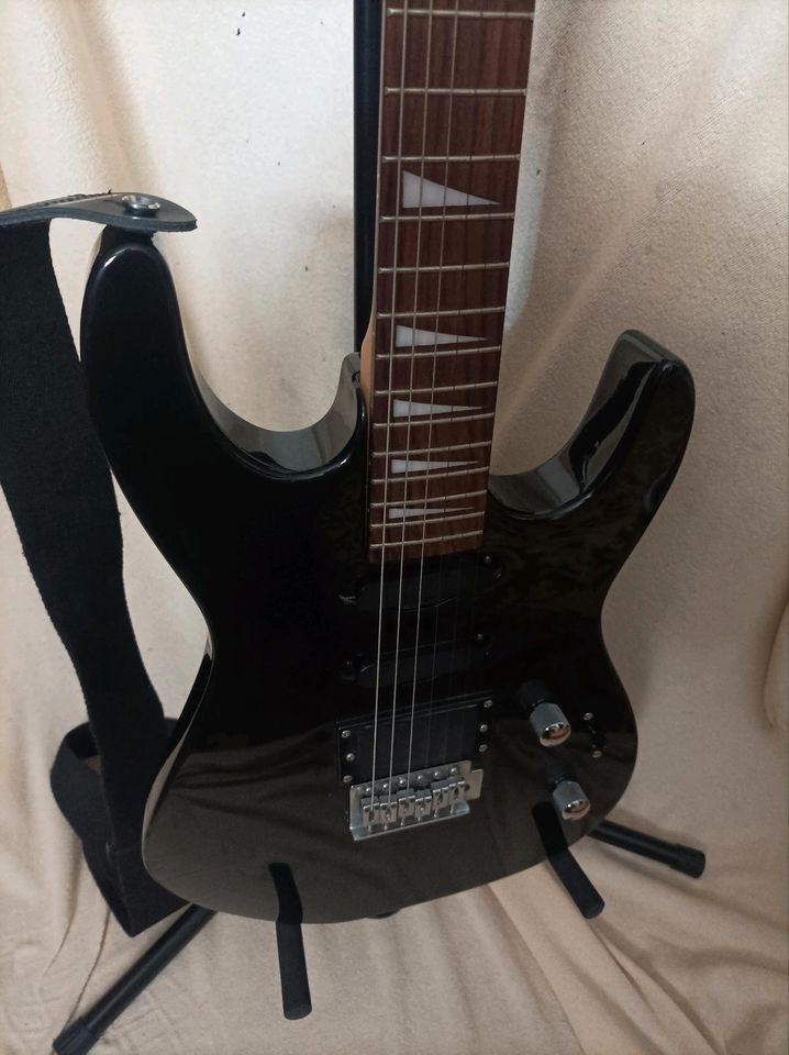 E-Gitarre Quintus Neuzustand Glossblack Floyd Rose viel Zubehör in Rimpar