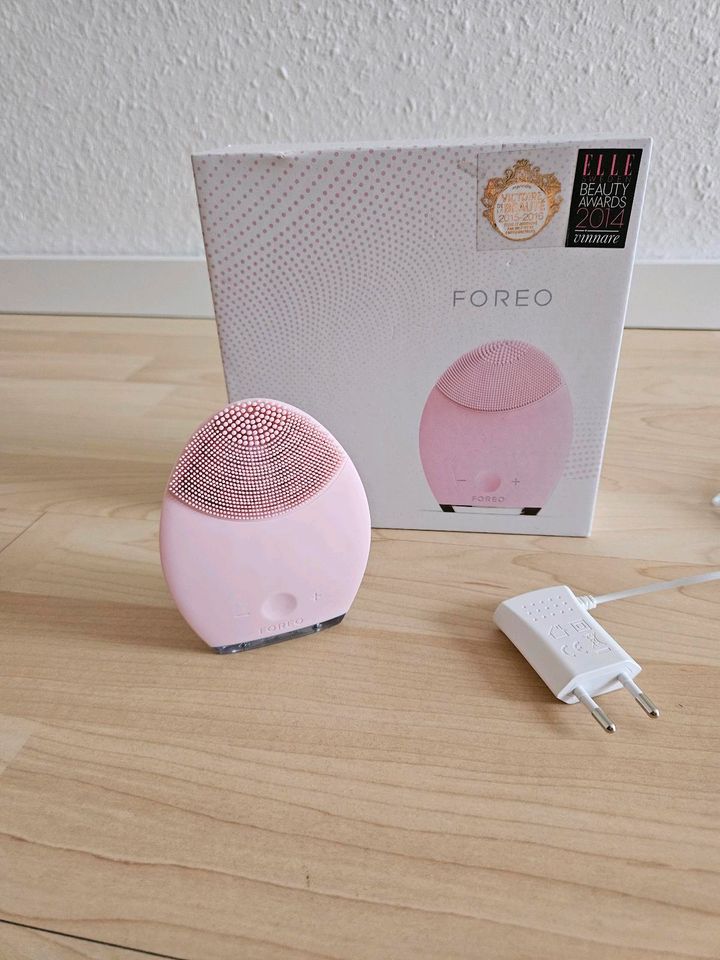 Foreo: Luna - Gesichtsreinigungsbürste (rosa) in Marburg