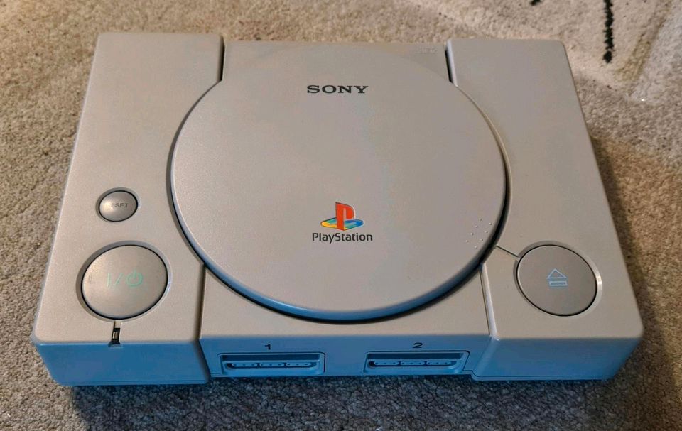 Sony Playstation SCPH-7002 mit Zubehör Memorycard  Controller CDs in Waldrach