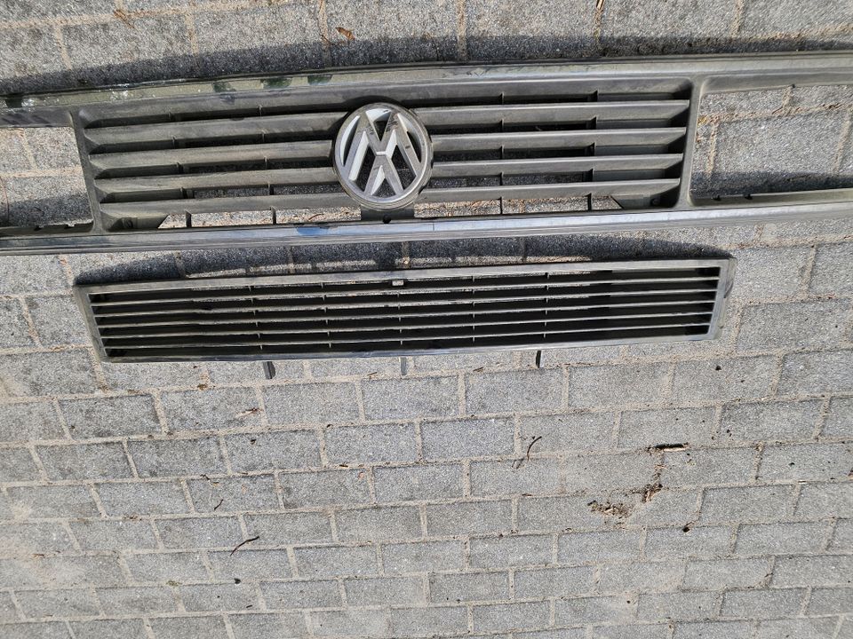 VW T3 Doppelscheinwerfergrill mit Chromzierleiste und Kühlergrill in Zossen