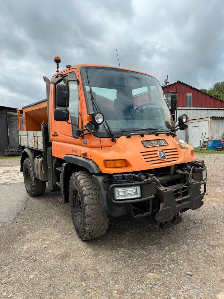 Mercedes-Benz Unimog U 300 mit Schmidt SST Winterdienst 400 500 in Odenbach