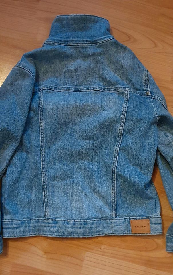 Jeans Jacke Zara Shirt in Leipzig