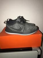Nike Roshe Fly Knit Schuhe Damen Größe 38 neu Niedersachsen - Langenhagen Vorschau