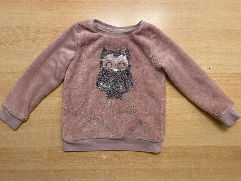 Flauschiger Mädchen Pullover Größe 122 in Lengerich