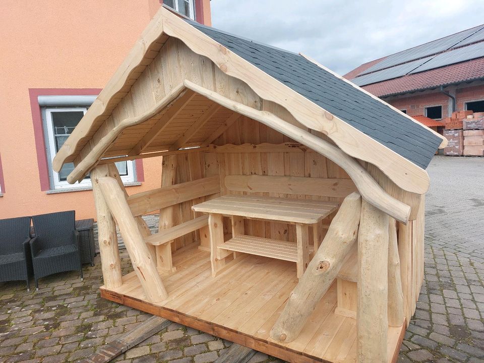 Waldschänke Überdachte Sitzgruppe Wanderhütte Futterkrippe in Hecken