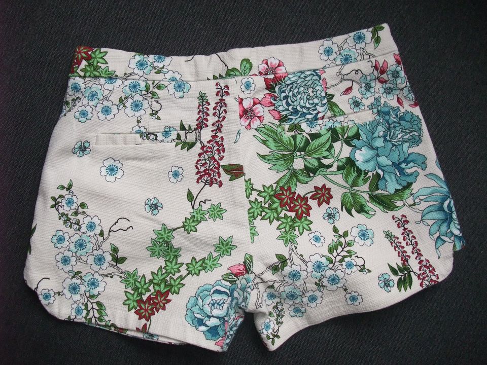 Sommer Mädchen Shorts, Zara, Gr. 152 (11/12 Years), creme Blumen in Michelstadt