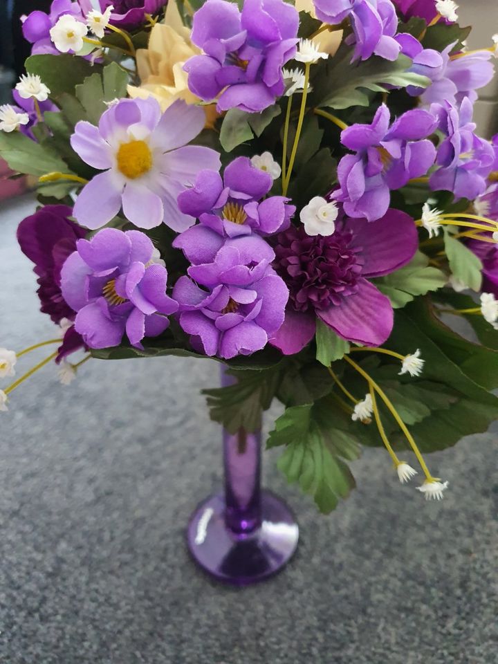 Seidenblumenstrauß lila Blüten Anemonen ggf. mit lila Vase in Landshut