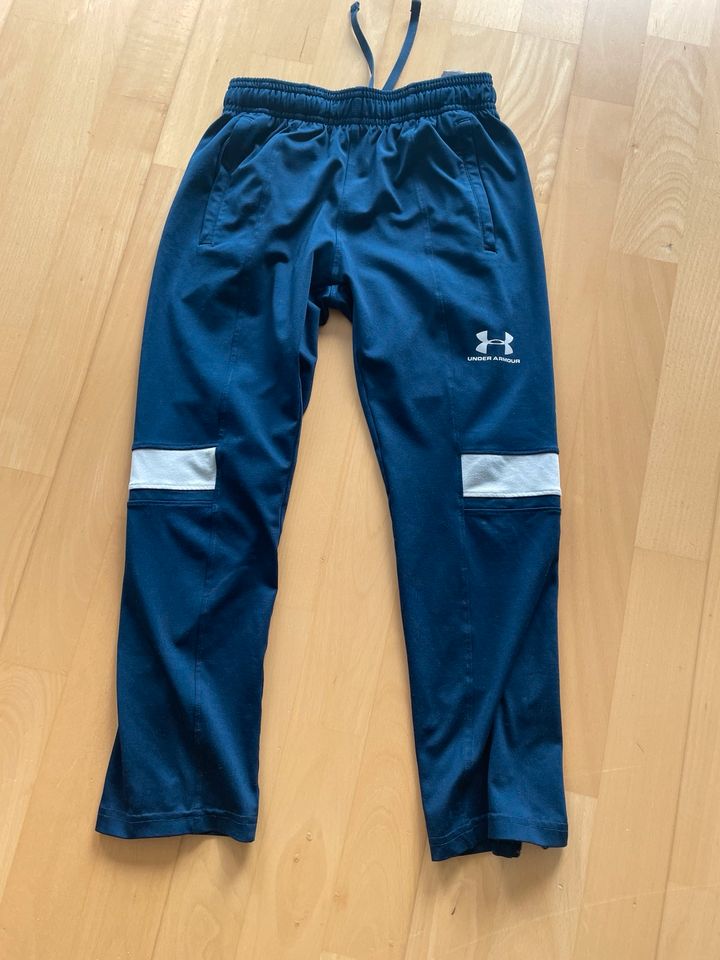 Under Armour Sporthose Gr 128/134 in Eggenstein-Leopoldshafen