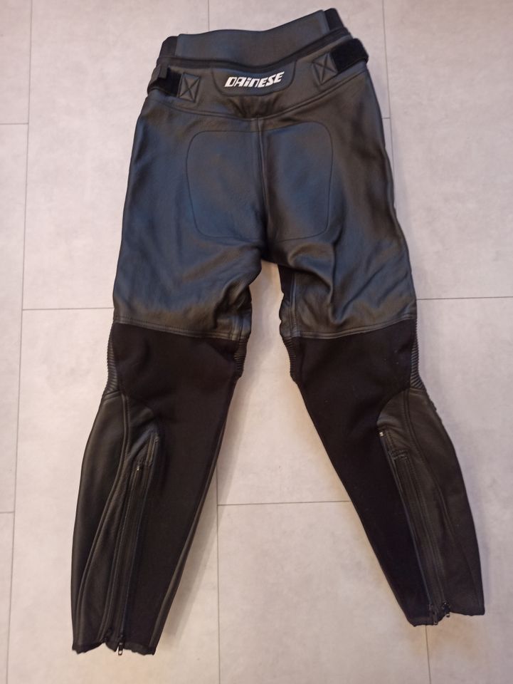 Dainese Lederkombi 2-teilig Damen schwarz/weiß Gr.42 inkl. in Freckenfeld