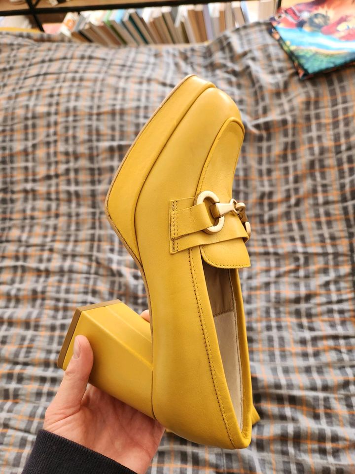 Italienische gelbe hohe Schuhe in Berlin