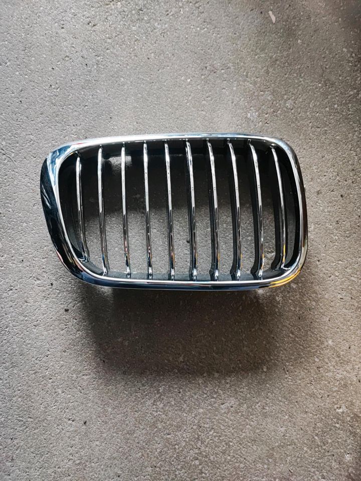 Grill Niere Kühlergrill Chrom Rechts für BMW 3 3er E46 98- nur bi in Waldbrunn