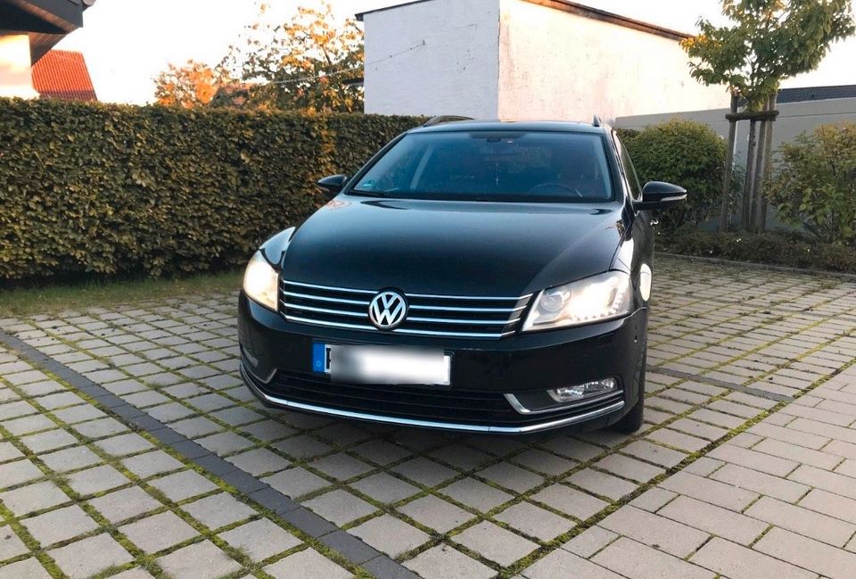 VW Passat B7 2,0 TDI* XENON/LED*PANORAMADACH*KLIMA*SCHECKHEFT in Delbrück