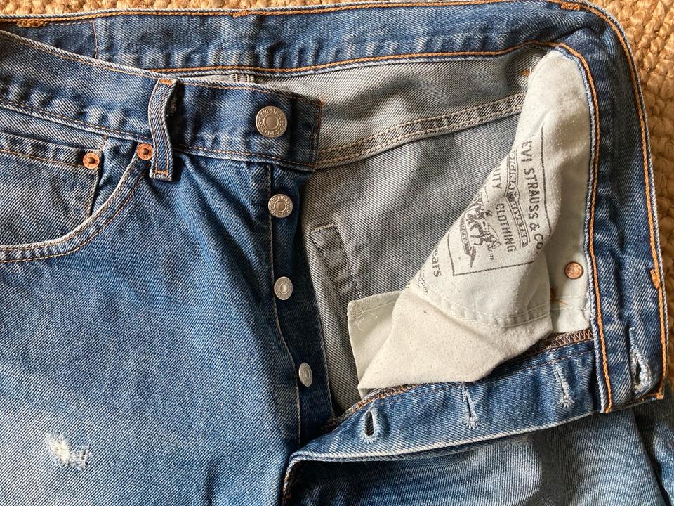 Levis Jeanshose 31 34 denim Shorts kurze Hose Hotpants Fransen in Bonn
