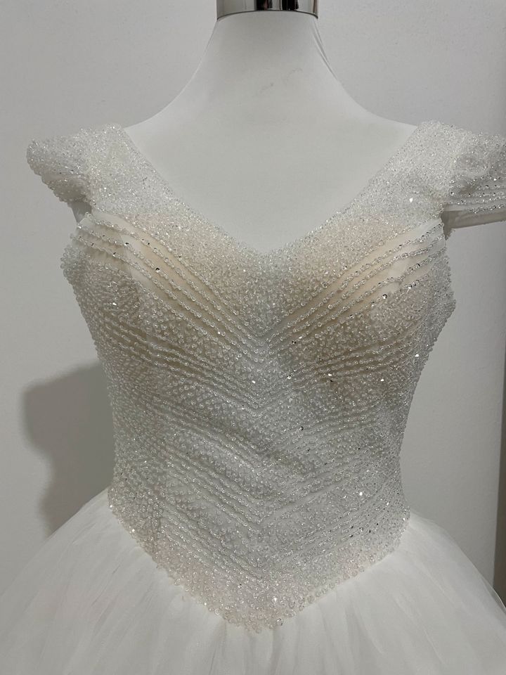 Prinzessin Hochzeitskleid in weiß mit offenen Rücken und Perlen in Schierling