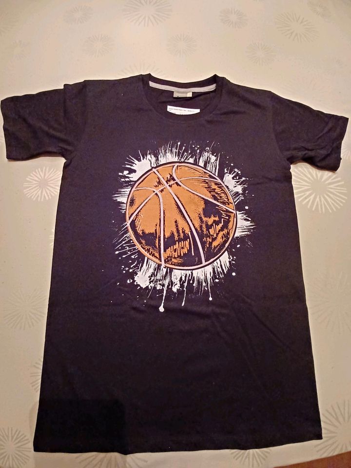 Basketball-T-Shirt   NEU    158/164    4x für 34,- in Reppenstedt