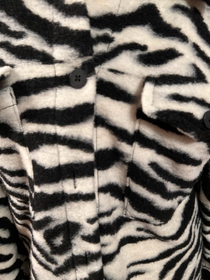 Jacke Zebra Muster Mantel leichte Qualität weiß braun in Engen