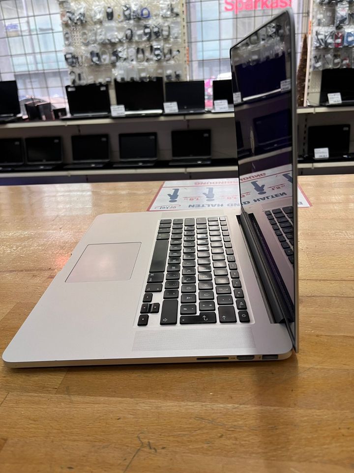 MacBook Pro | 2015 | 15,4“ | i7 4x2,5GHz | 500GB 16GB Monterey #1 in Berlin