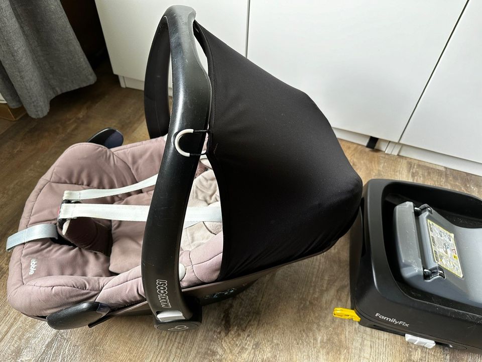 Maxi Cosi Babyschale "Pebble" inklusive Iso-Fix-Station in Leinfelden-Echterdingen