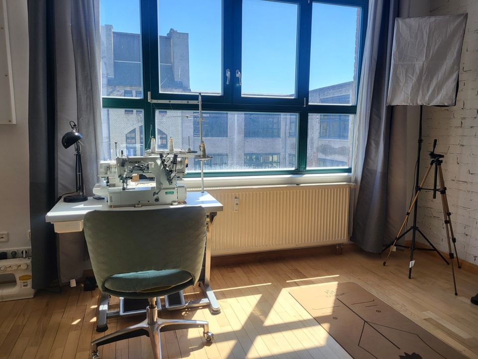 heller Schreibtisch, Büroplatz, Coworking, Studio mit Dachterasse in Berlin