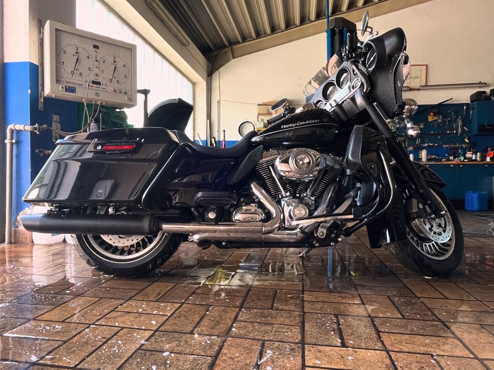 Streetglide Harley Davidson Electra Glide in Freising