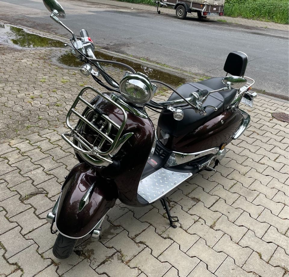 Burnout Retro Motorroller Easy Cruiser 125 ccm zuzüglich 2 Helme in Wiesbaden