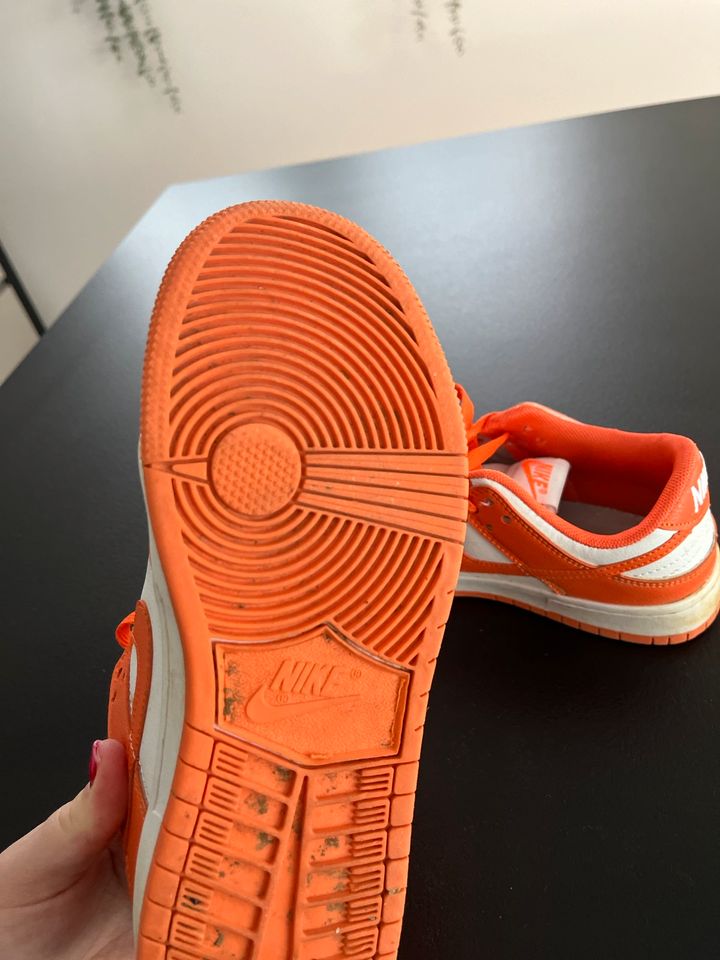 Nike dunk low orange weiß in Böttingen