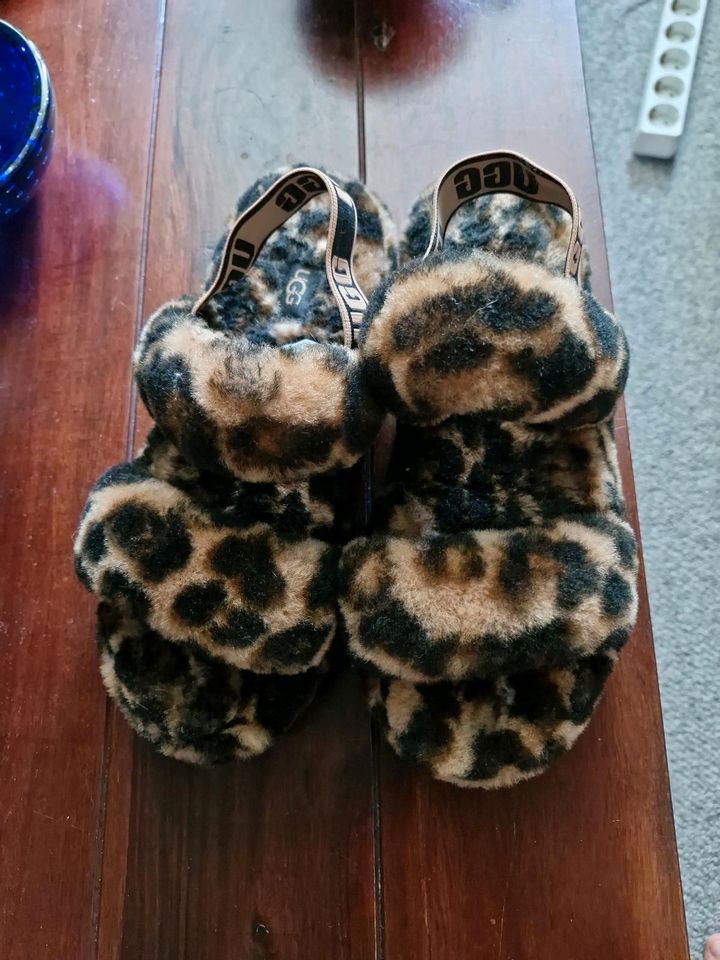 Ugg Oh Yeah panter print, Lammfell Sandalen, Gr.38 in Hamburg