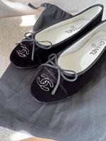 Chanel Ballerinas Schwarz Samt Größe 38 Hessen - Wiesbaden Vorschau