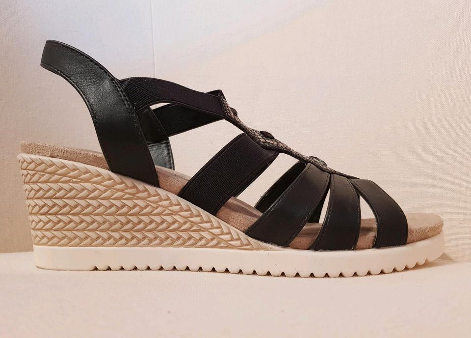 Schuhe / Sandalen (mit Keilabsatz) in Wanfried